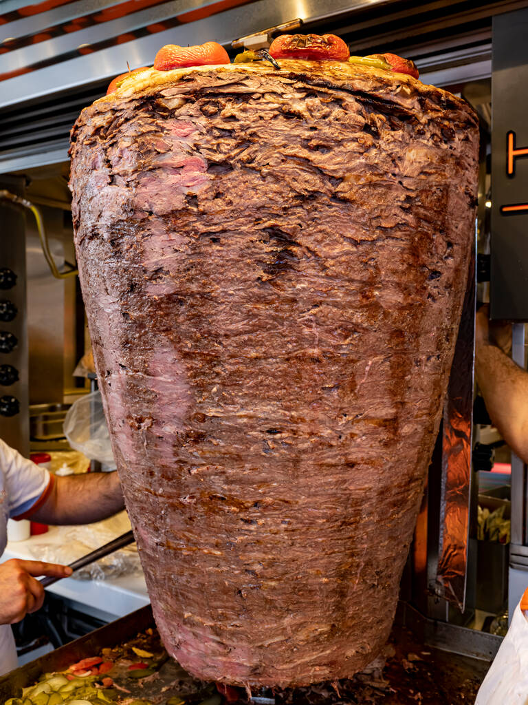 Mięso kebaba na szaszłykach przed grillem w restauracji. Zbliżenie