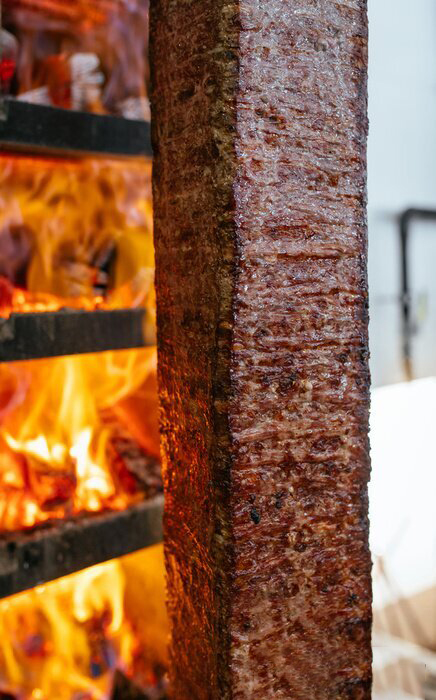 turecki-doner-kebab-shawarma-lub-gyros-tradycyjny-turecki-doner-kebab-mięso-shawarma-lub-gyros-turecki-grecki-lub-bliskowschodni-arabski-styl-doner-kebab-jedzenie-splin-700-165809813